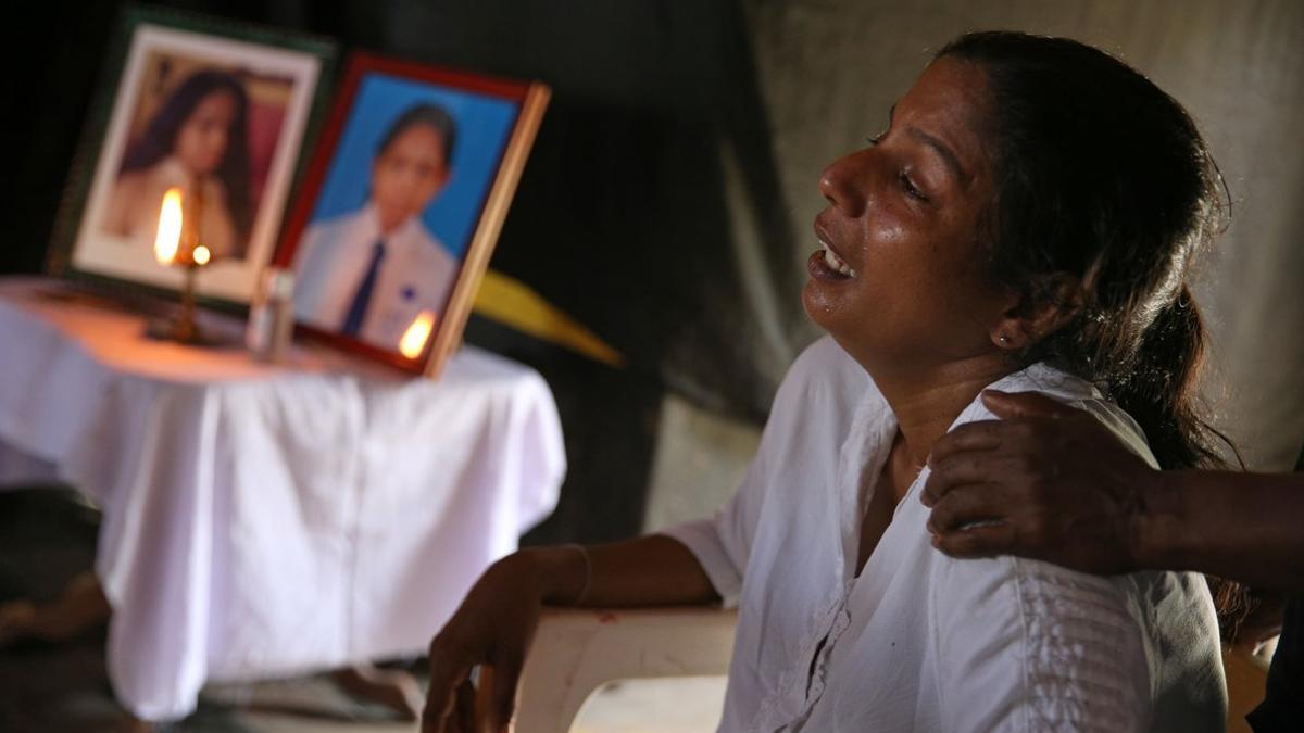 Una mujer llora la muerte de su hijo de 13 años, fallecido en el ataque a la iglesia de San Sebastián, en Negombo (Sri Lanka).