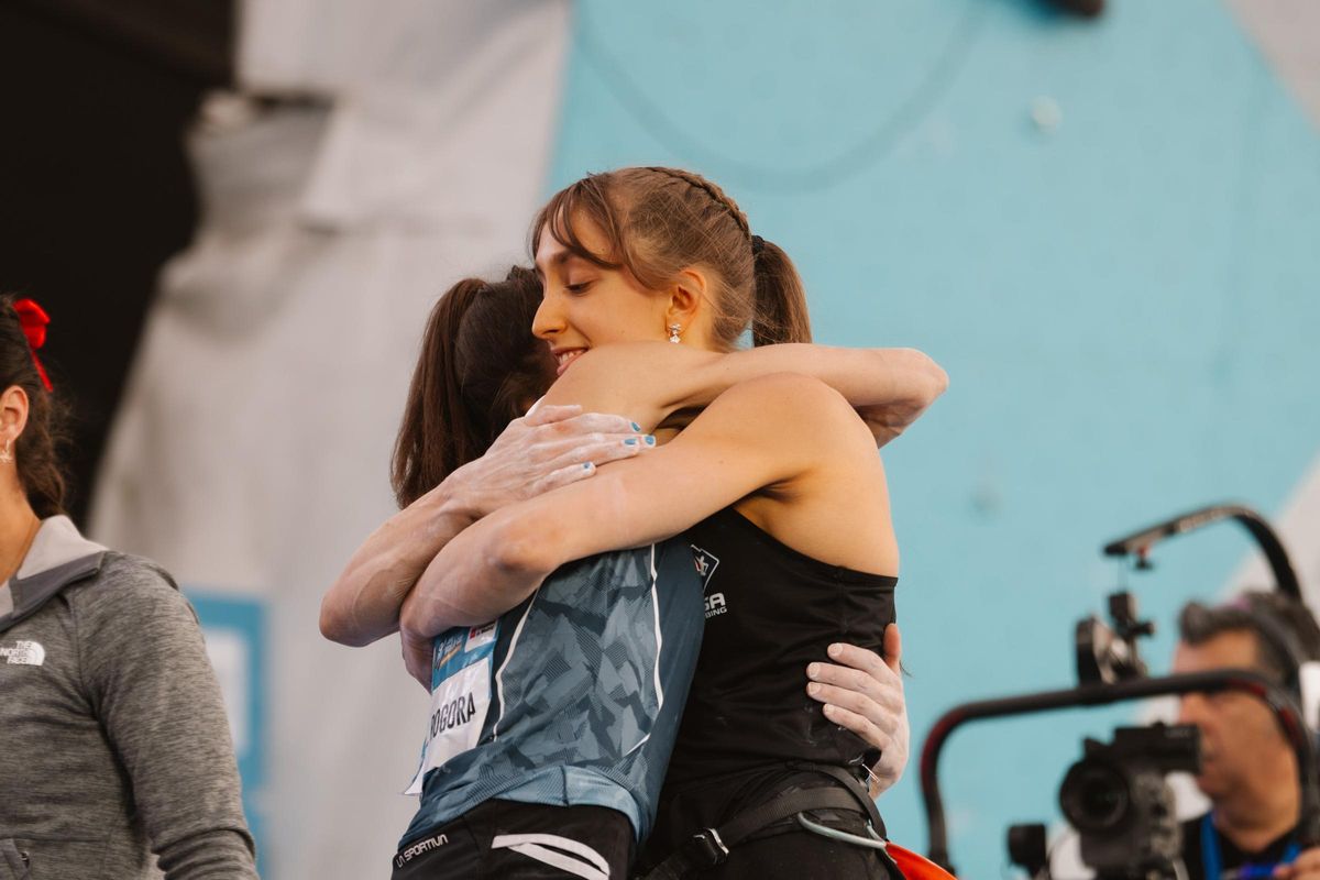 Compañerismo entre las finalistas femeninas de la IFSC Climbing World Cup Comunidad de Madrid 2025.