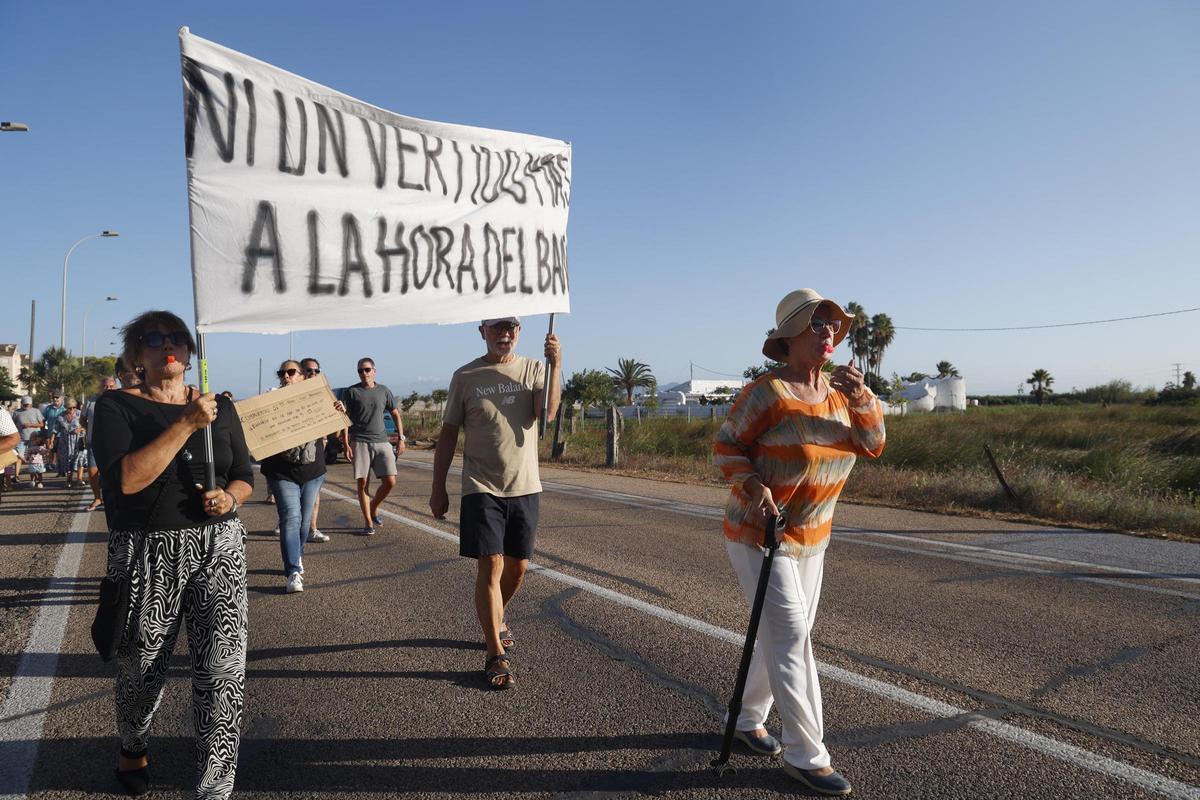 La manifestación en El Perellonet, en imágenes: exigen playas limpias y el control de las compuertas de l'Albufera