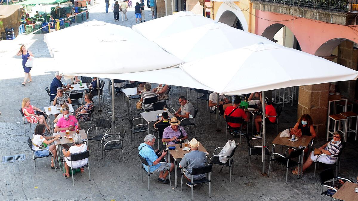 Terraza, en un establecimiento de hostelería de la plaza Mayor de Plasencia.