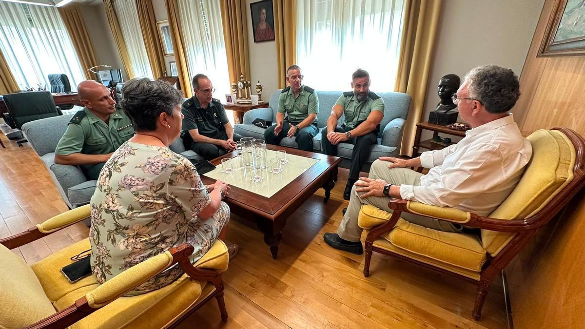Los dos guardias civiles, recibidos en la Delegación del Gobierno en Extremadura.