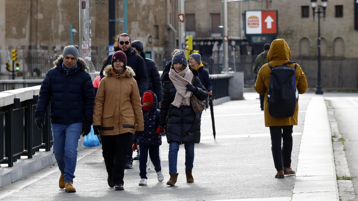 Gente paseando el pasado fin de semana por el puente de Santiago de Zaragoza