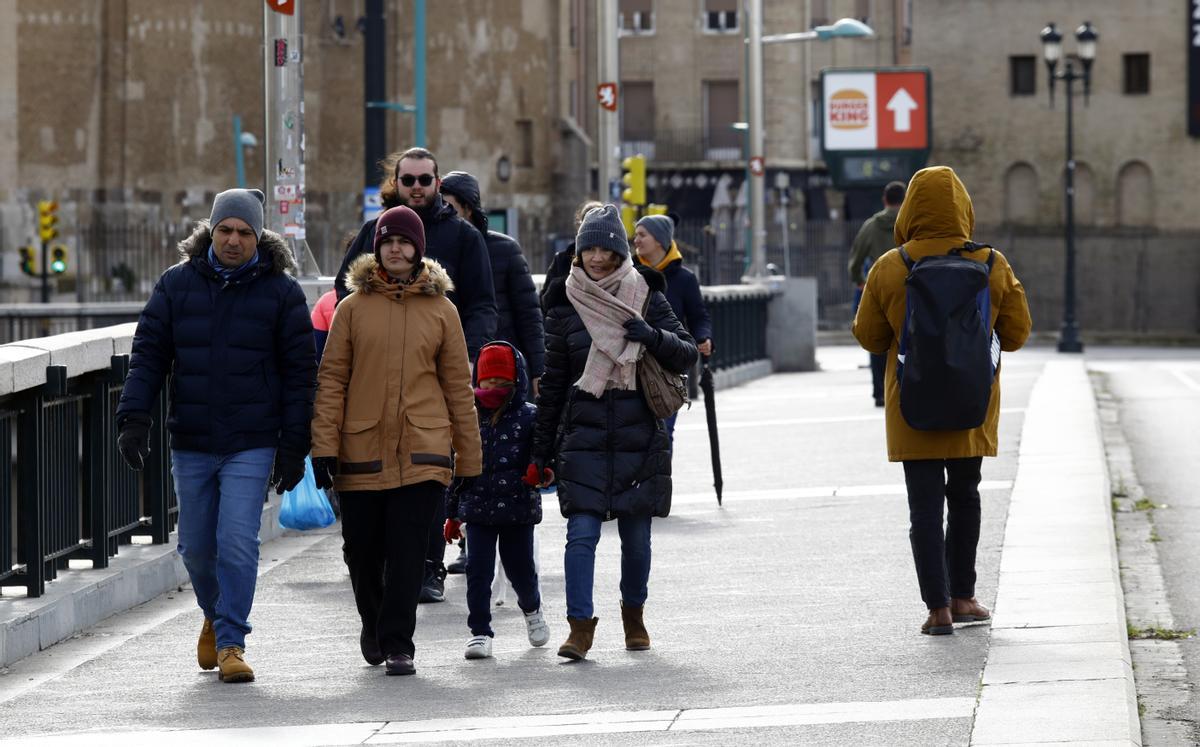 Gente paseando el pasado fin de semana por el puente de Santiago de Zaragoza