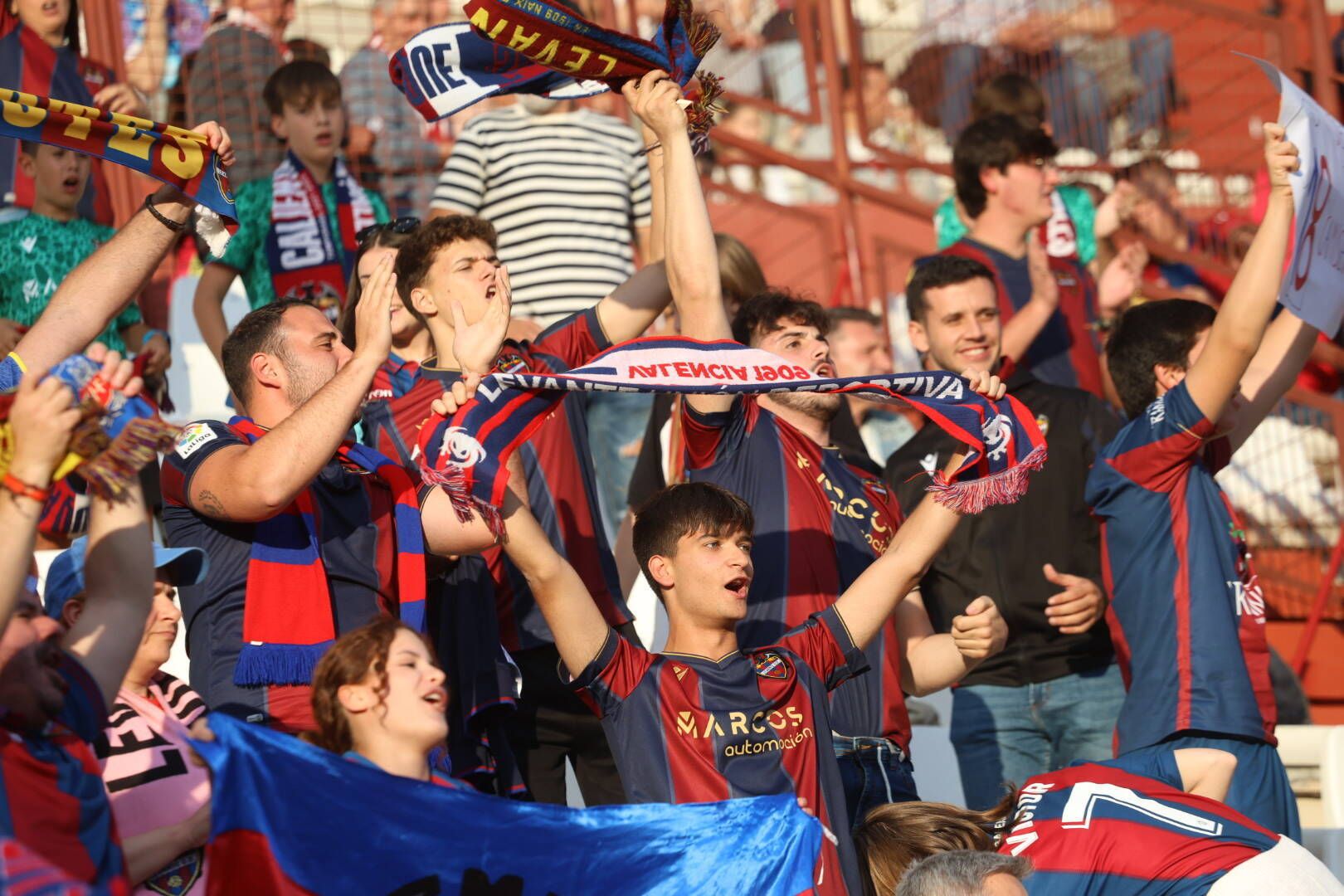La afición del Levante, junto a su equipo en Albacete