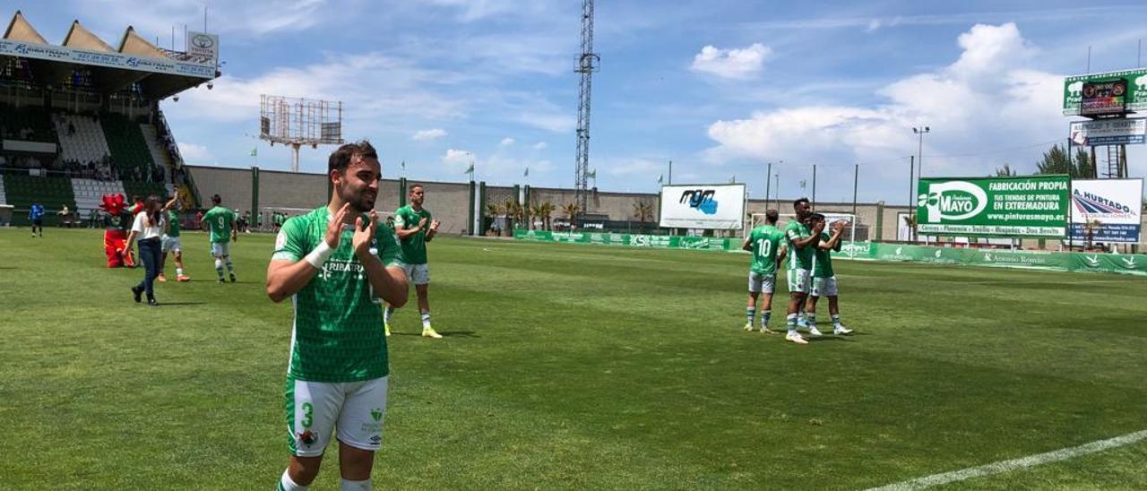 Jugadores del Cacereño agradecen el apoyo al final.