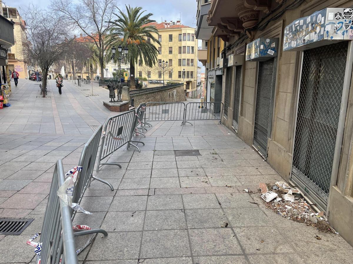 Otro edificio perimetrado y sin visos de retirar las vallas: el de Ordiales en plaza de la Concepción.