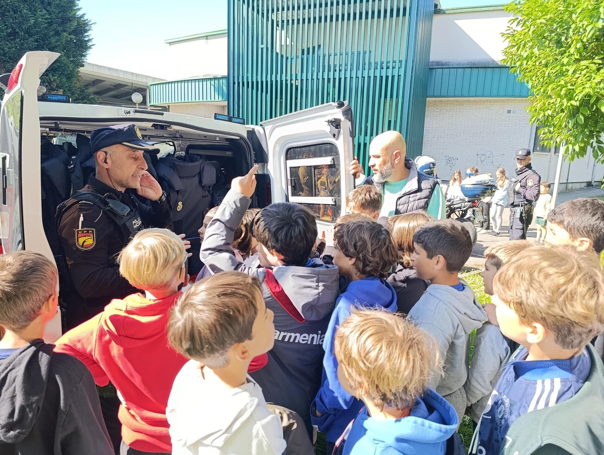 Así fue la exhibición de la Policía Nacional en el colegio La Fresneda, en Siero
