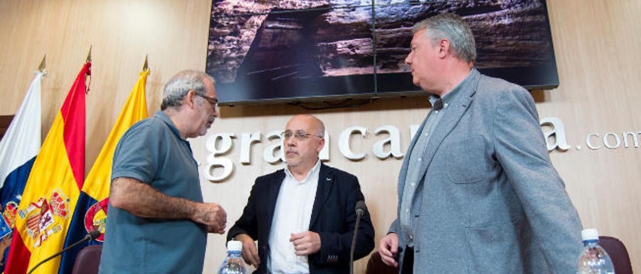 José de León, Antonio Morales y Carlos Ruiz, de izquierda a derecha, ayer con una imagen de Risco Caído al fondo.