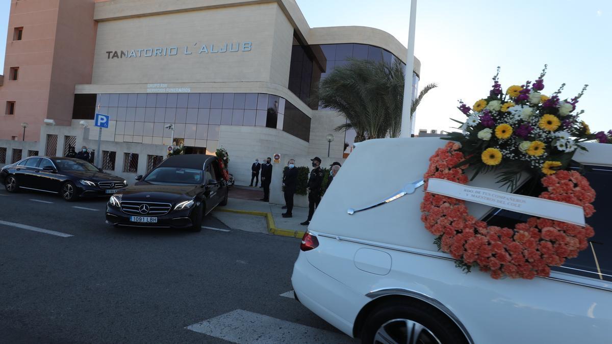 Salida de los coches fúnebres en el funeral por las tras víctimas en Elche.