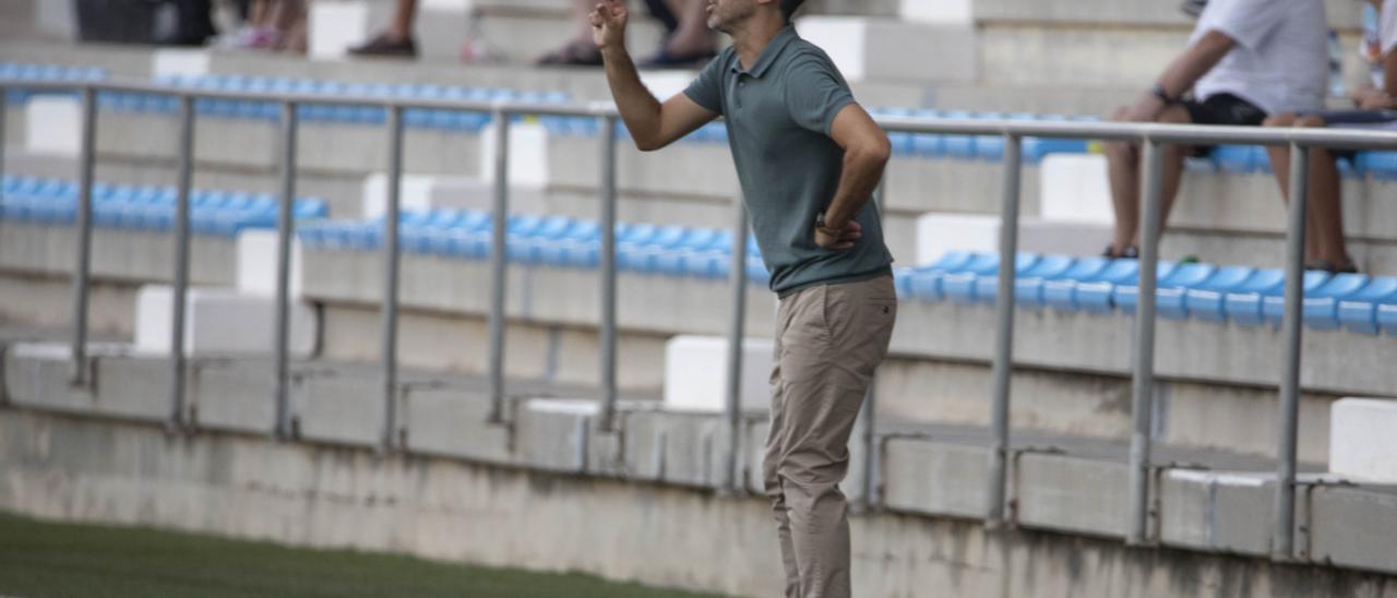 El entrenador del Olímpic, Xavi Candel, en un partido.