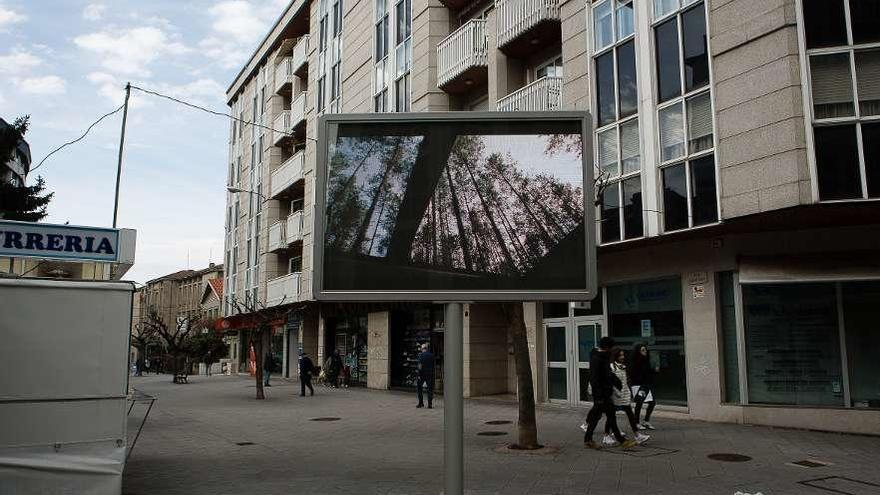 La pantalla digital publicitaria en la calle Sáenz Diez, de titularidad autonómica. // Agostiño Iglesias