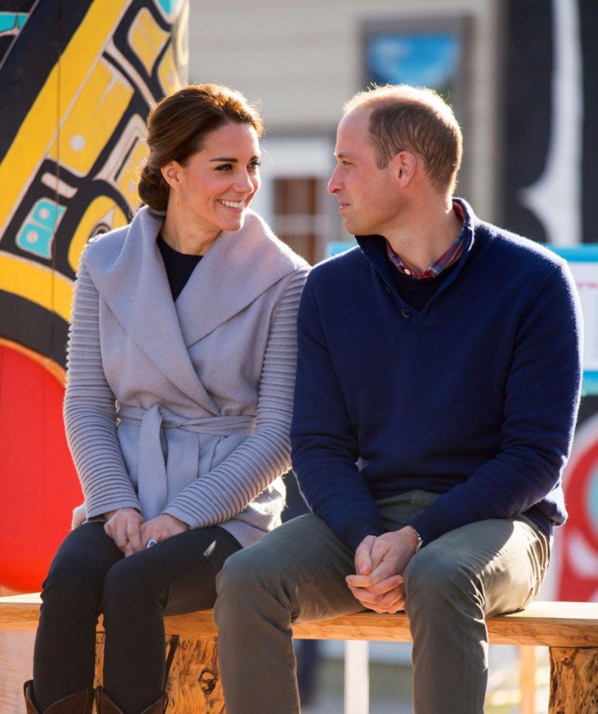 Kate Middleton con abrigo en gris junto a su marido