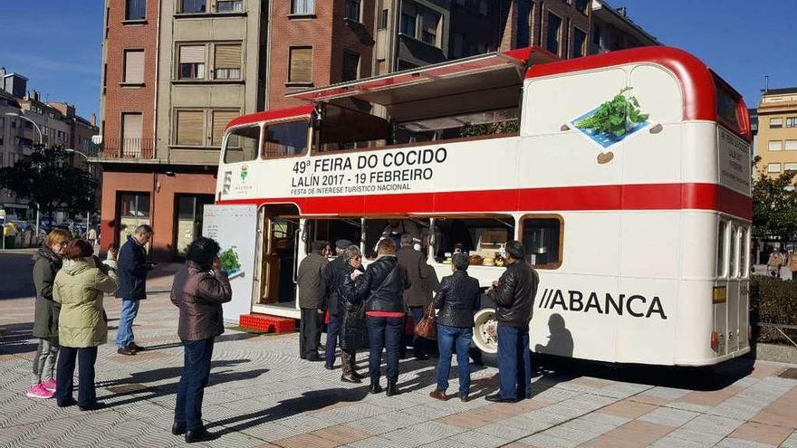 El autobús del cocido, ayer, estacionado en la Plaza de Fernando Miranda.