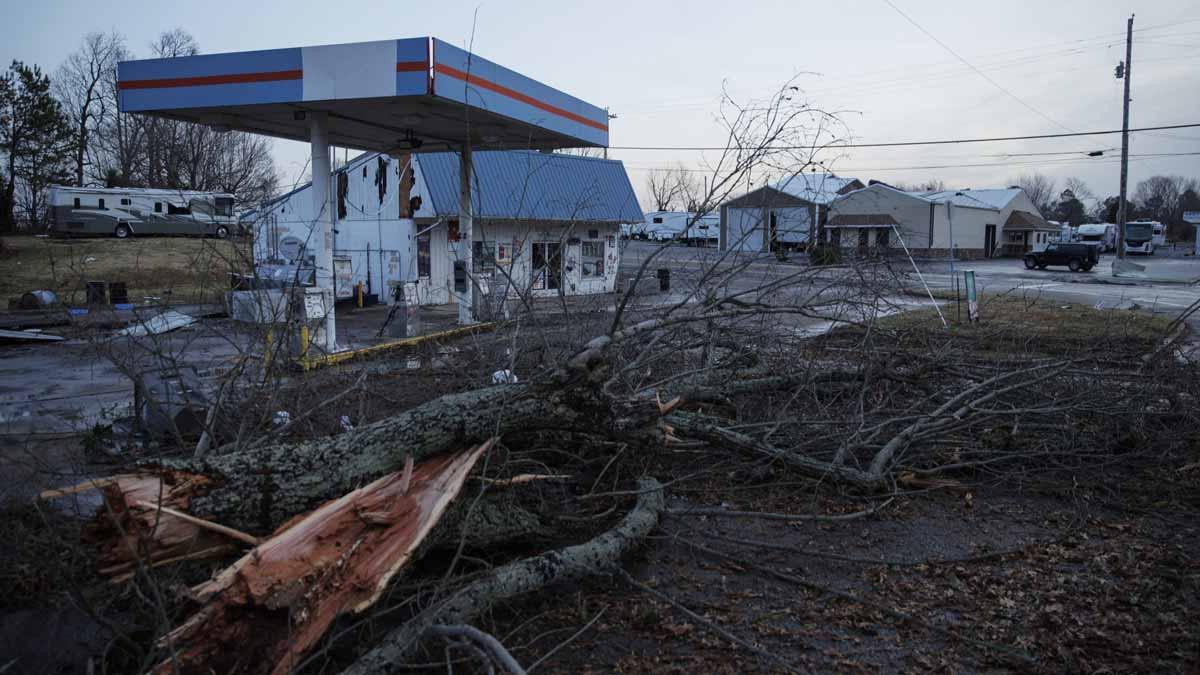 Comercios dañados por el paso de un tornado en Mayfield, Kentucky.