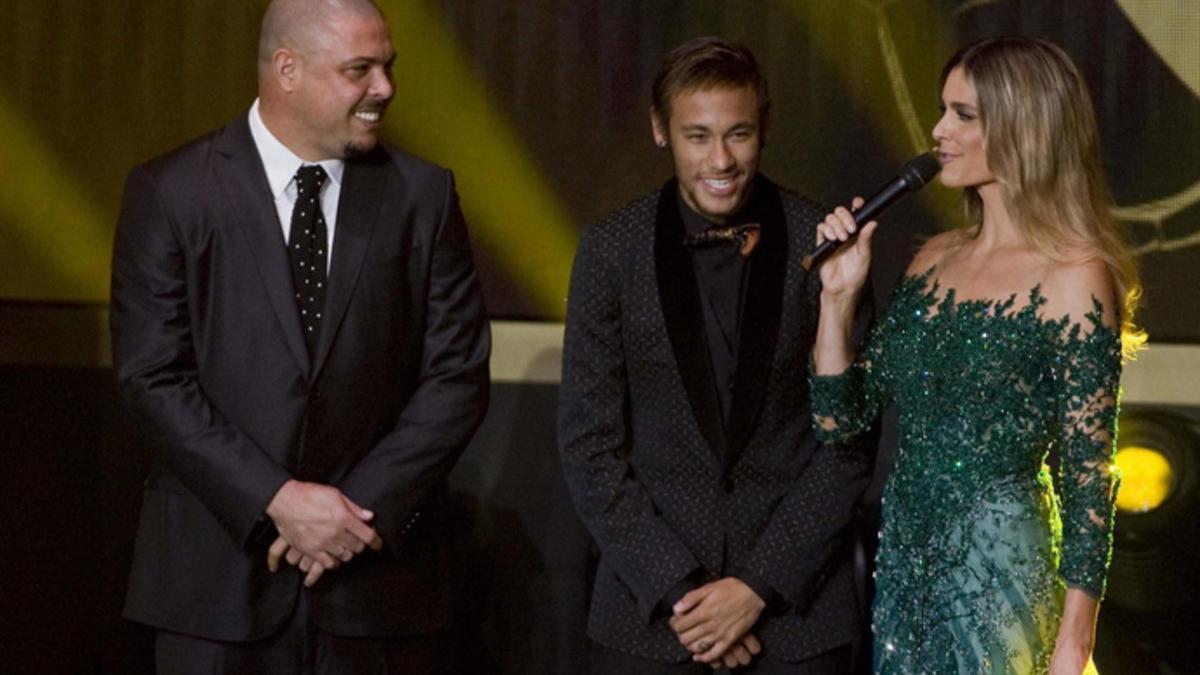 Ronaldo y Neymar, en un momento de la gala del Balón de Oro 2013