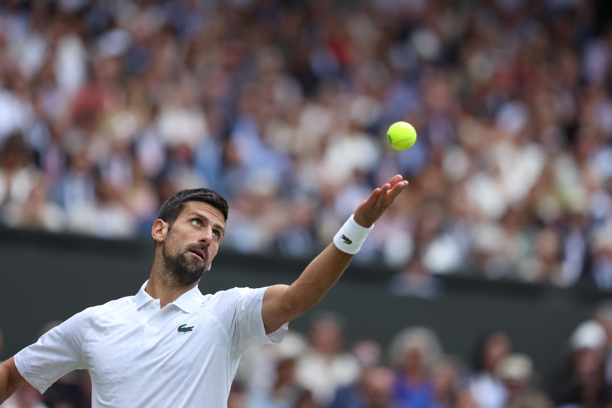 Wimbledon (United Kingdom), 16/07/2023.- Novak Djokovic of Serbia in action during the Men’s Singles final match against Carlos Alcaraz of Spain at the Wimbledon Championships, Wimbledon, Britain, 16 July 2023. (Tenis, España, Reino Unido) EFE/EPA/NEIL HALL EDITORIAL USE ONLY