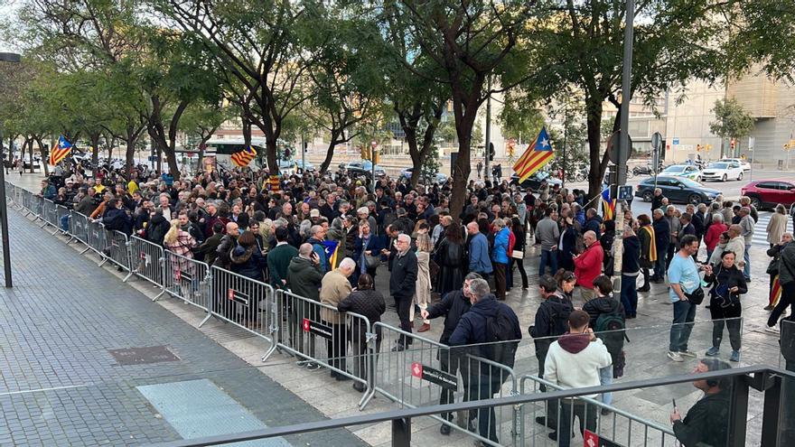 Unes 200 persones es concentren a la Ciutat de la Justícia per la detenció de Ponsatí i tallen el lateral de la Gran Via