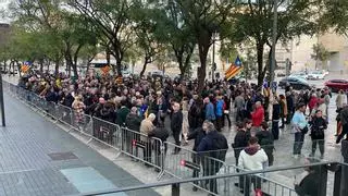Unes 200 persones es concentren a la Ciutat de la Justícia per la detenció de Ponsatí i tallen el lateral de la Gran Via