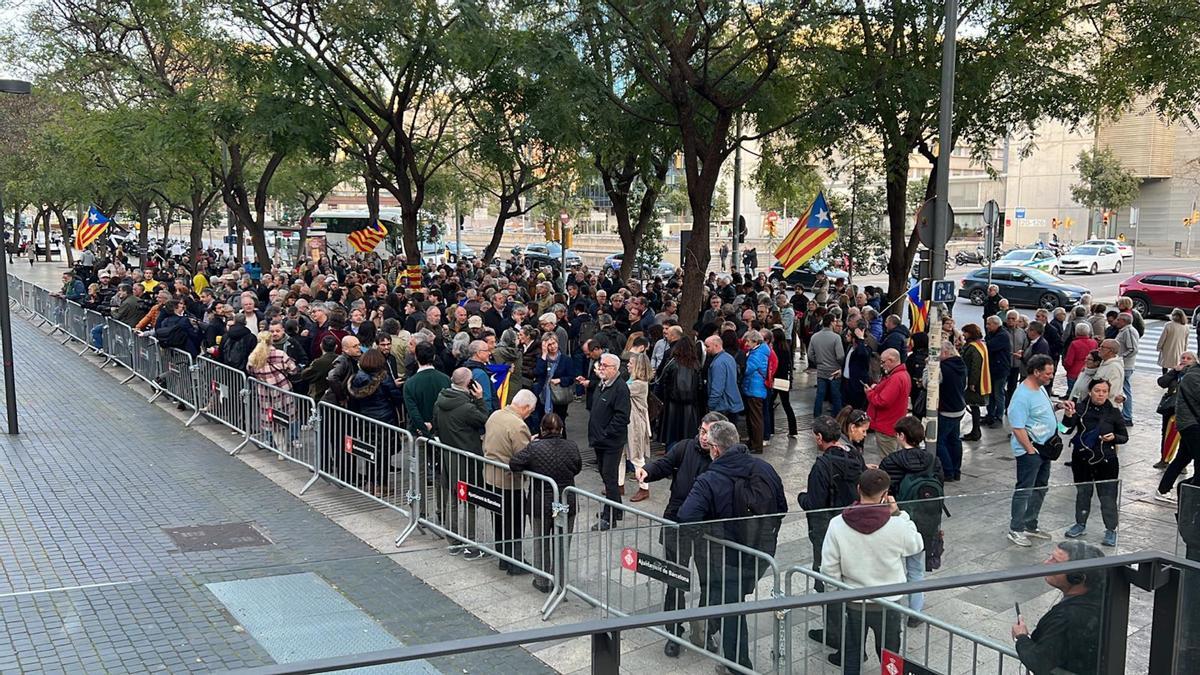 Desenes de persones es concentren a la Ciutat de la Justícia contra la detenció de Clara Ponsatí