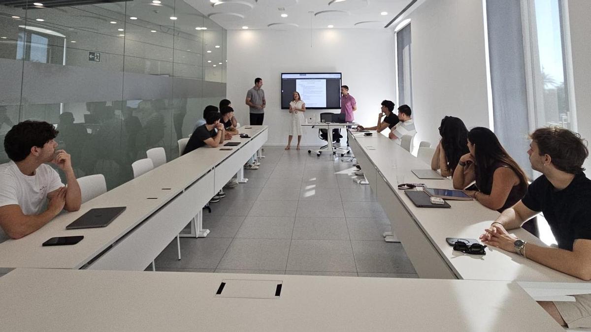 Veinte estudiantes del CEU de Elche participan en la segunda edición del Summer Camp de emprendimiento, desarrollado junto a Amazon Web Services y la Cámara de Comercio de Alicante.