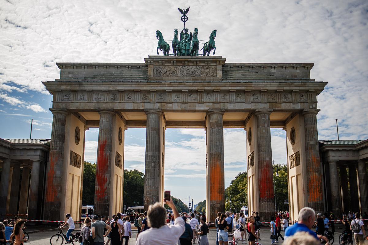 Berlín limpia la Puerta de Brandeburgo tras la protesta de activistas climáticos