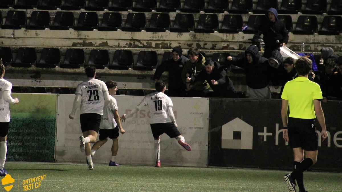 Los jugadores del Ontinyent 1931 celebran uno de los goles con hinchas de la grada.