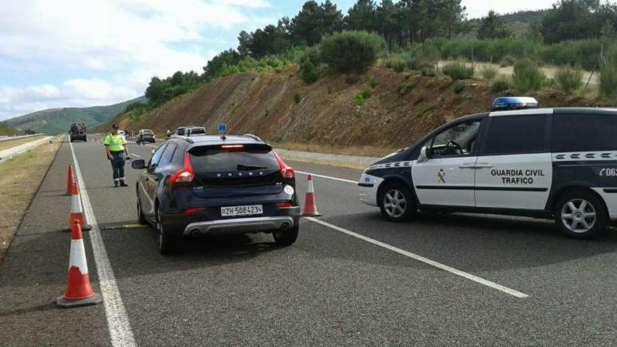 Un agente da el alto a un vehículo suízo conducido por un portugués.