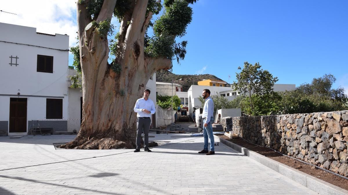 El Alcalde visitó las obras de mejora del espacio urbano de la calle La Hoya en Valle de Arriba