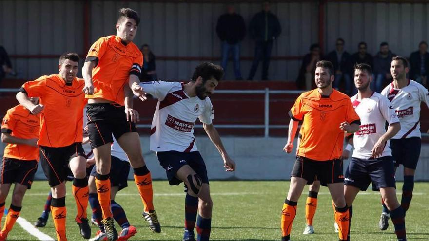 Una acción del partido Gijón Industrial-Rayo Carbayín.