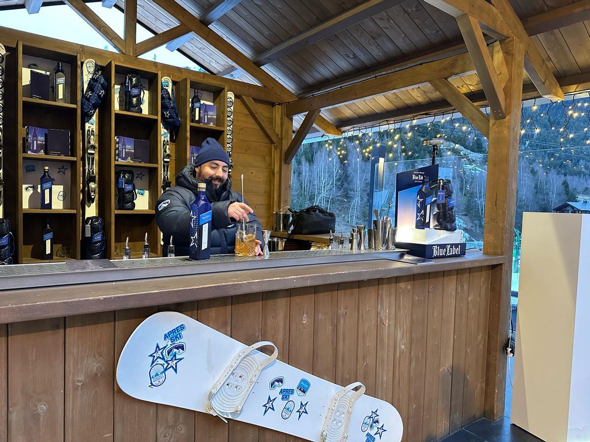 Borja Insa, mejor coctelero de España 2024 preparando un cóctel en Hotel Serras Andorra.
