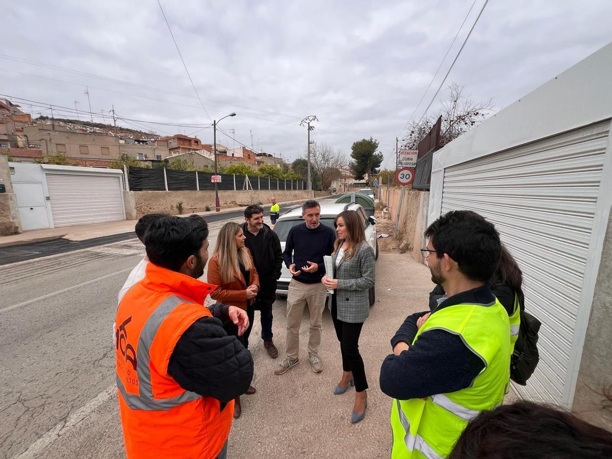 La vicealcaldesa Rebeca Pérez supervisa el inicio del nuevo plan de asfaltado en Cabezo de Torres