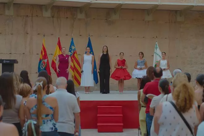 Las reinas salientes de las Fiestas de Elche reciben el Fermall d'Honor