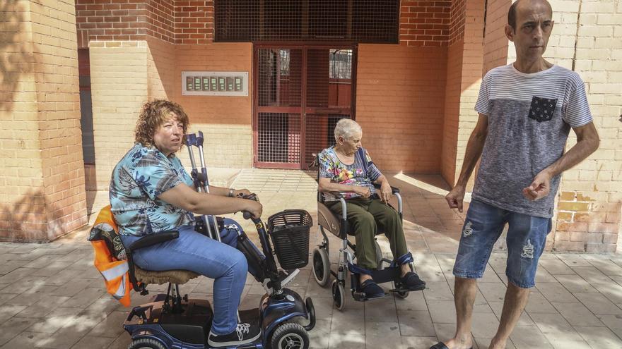 Vecinos de un edificio del Ayuntamiento en San Blas reclaman una entrada más adaptada a las sillas de ruedas.