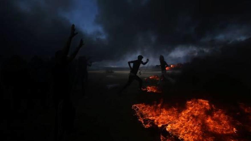 Manifestants palestins corren durant una protesta en el 70è aniversari de la Nakba, a Gaza