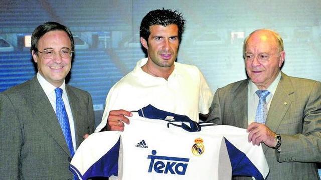 Florentino Pérez, Figo y Di Stefano, en la presentación del portugués. | // REUTERS