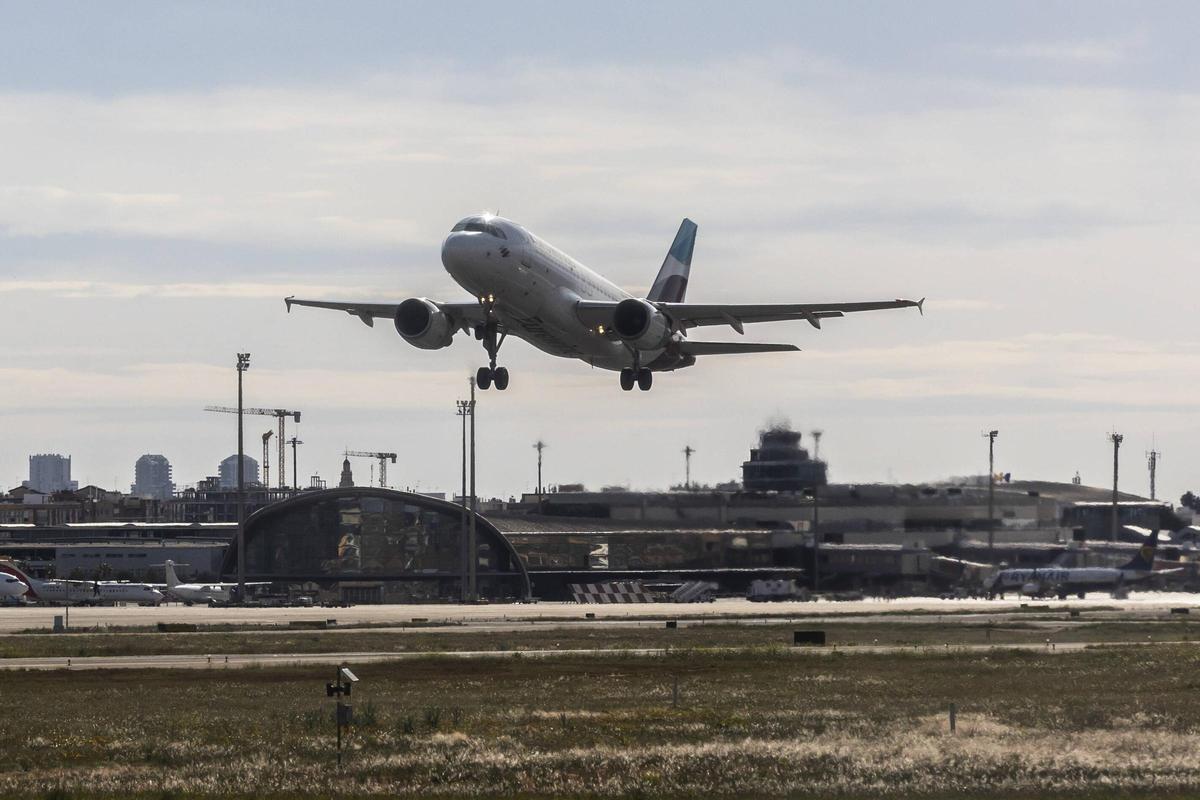 Un avión despegando en el aeropuerto de València, esta semana.