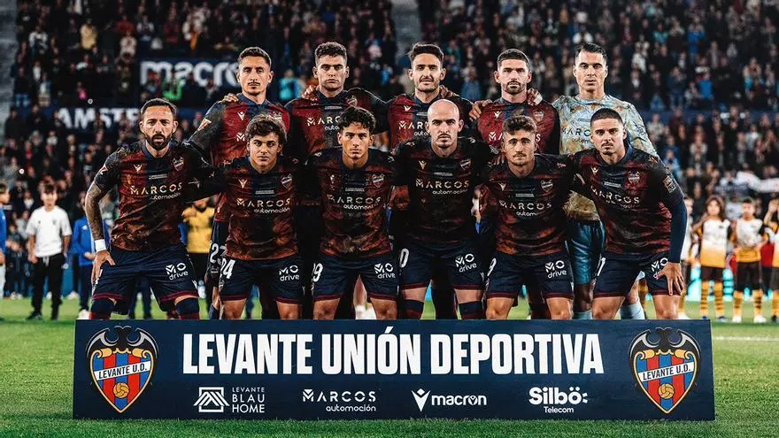 Con la camiseta llena de barro y lágrimas en los ojos, así vivió el entrenador del Levante el homenaje a las víctimas de la DANA