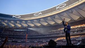 El cantante de El Último de la Fila Manolo García, durante el concierto en el estadio Metropolitano de Madrid este sábado.