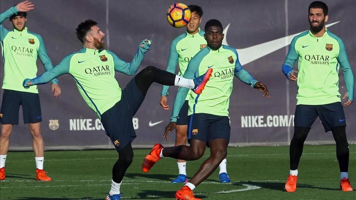 Messi, Umtiti y Arda Turan, en el último entrenamiento de Sant Joan Despí.