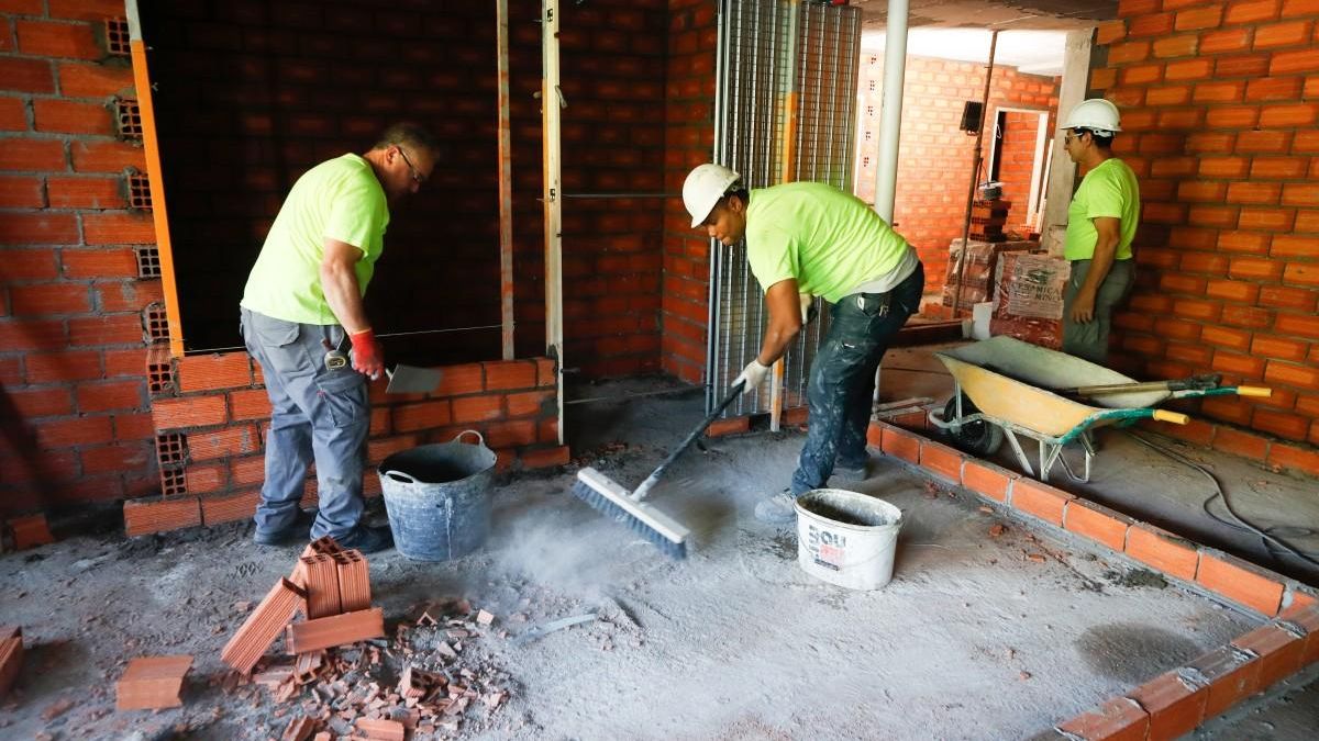 Albañiles trabajando en el interior de una obra