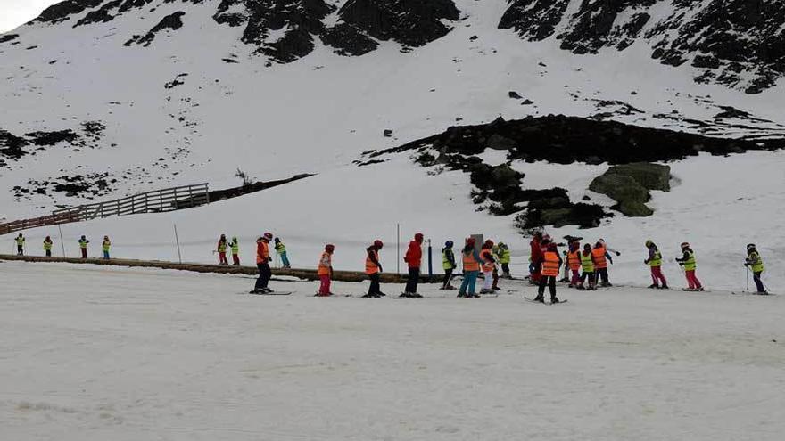 Alumnos de la &quot;semana blanca&quot;, en Fuentes de Invierno.