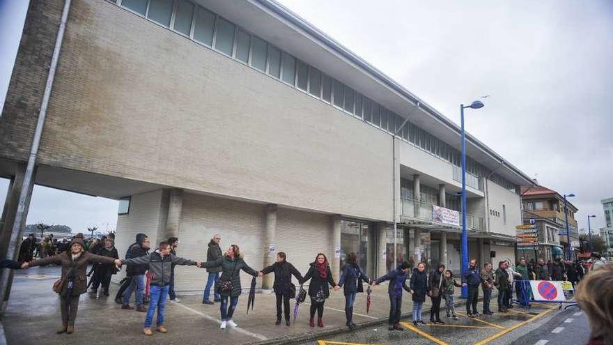 Los vecinos rodean el centro de salud de Cambados durante una protesta, // Iñaki Abella