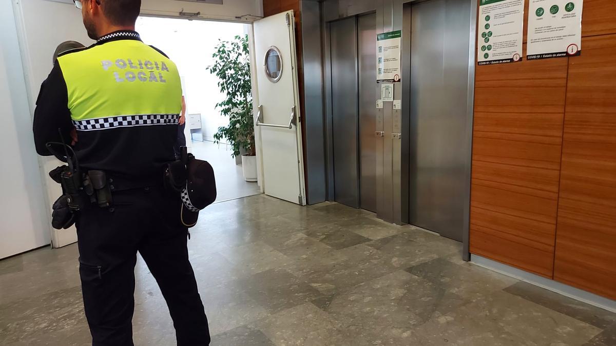 Un policía local a las puertas de Bienestar Social en el Ayuntamiento de San Vicente.