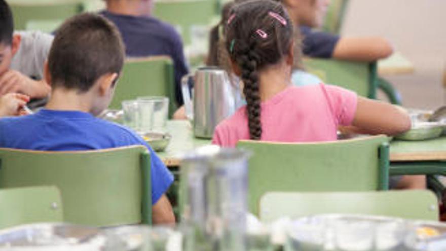 Menores en un comedor escolar