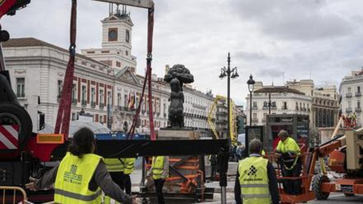 El viernes 24 de marzo la estatua del Oso y el Madroño fue trasladada su nueva ubicación en el marco de las obras de remodelación de la Puerta del Sol.