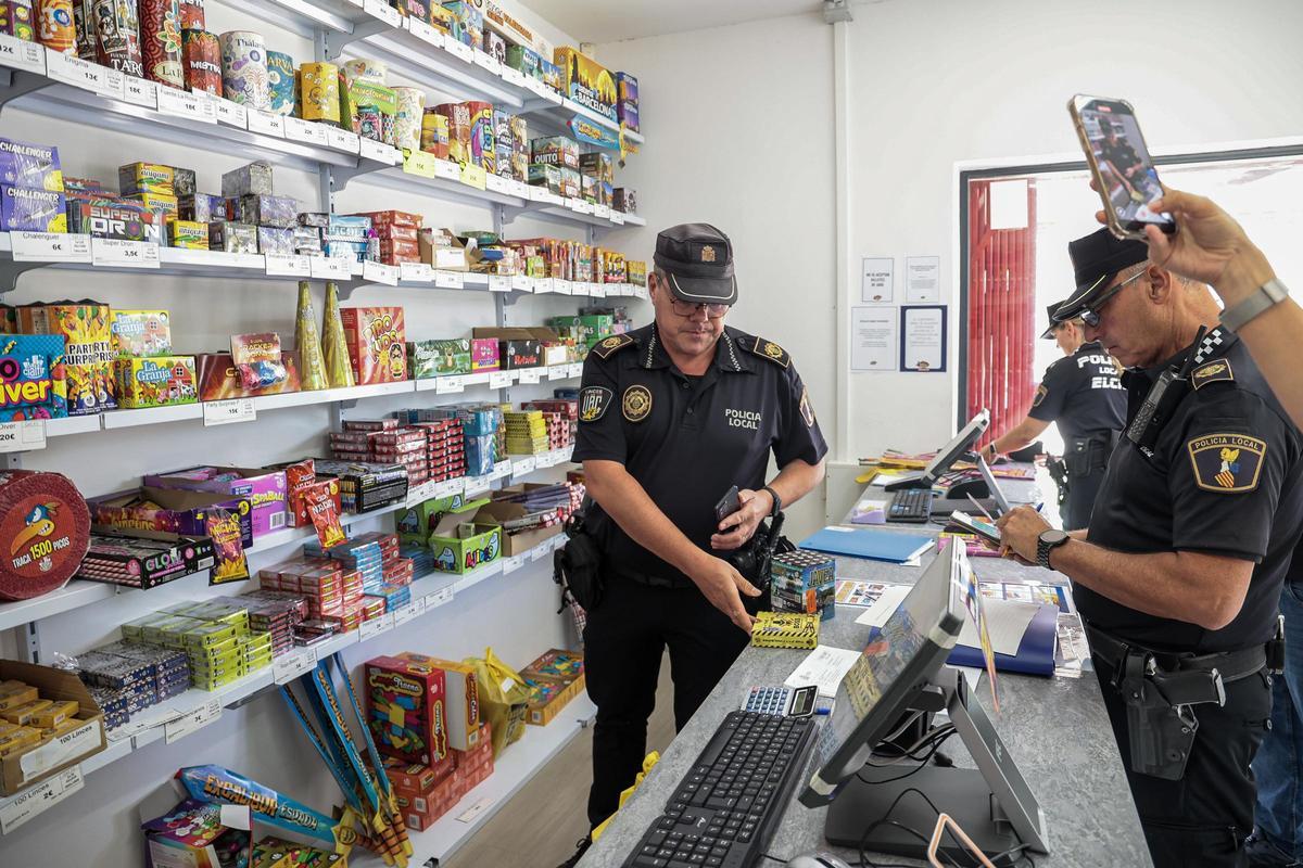 Policías locales realizan un control en un comercio de pirotecnia.