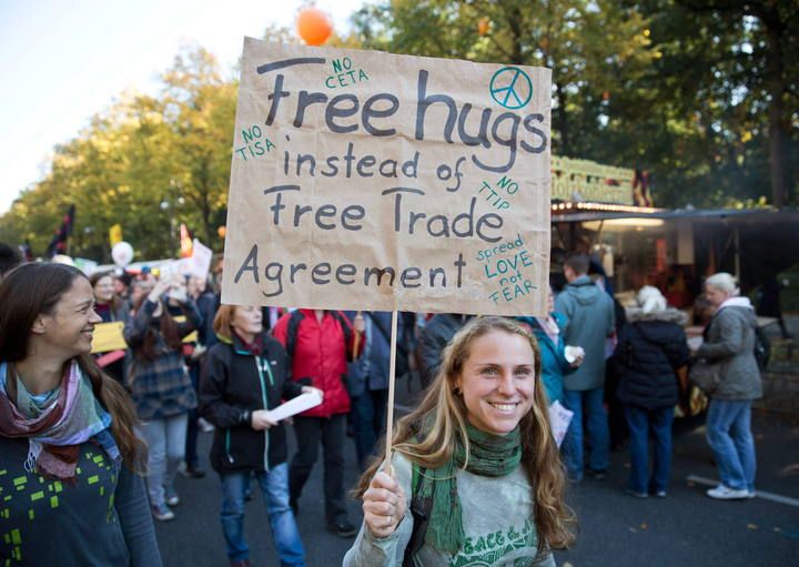 Un cuarto de millón de personas han tomado parte en una marcha en Berlín contra el Tratado de comercio libre que negocian Estados Unidos y Europa.