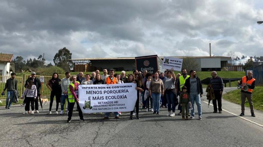 Participantes en la marcha reivindicativa, ayer a la entrada de las instalaciones de Betanzos HB.   | // L. O.