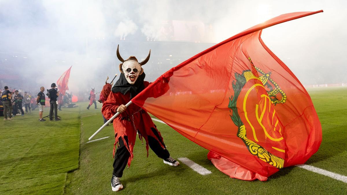 Los Dimonis de Mallorca recibieron a los jugadores de ambos equipos con fuegos artificiales