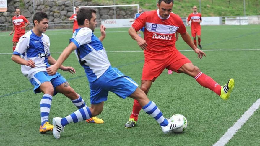 Geni trata de cortar una pelota ante Kike Fanjul, del Tuilla.